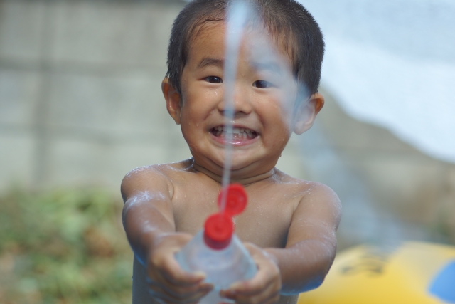 いろいろな材料を使って作る水鉄砲