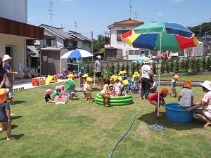 芝生を敷き詰めた園庭。毎月みんなで体操したり・夏はプール遊びを行っています♪