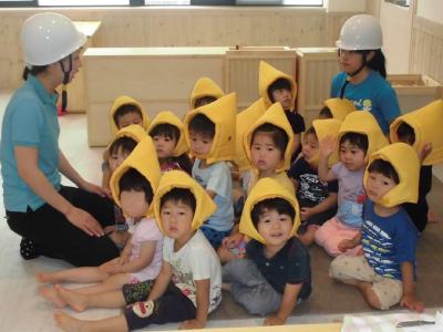 避難訓練！黄色い防空頭巾がまるでレモンの子みたいだね♪