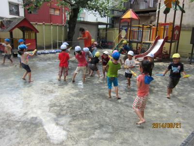みんな大好きな水遊び♪園庭は子ども達の声で包まれています！
