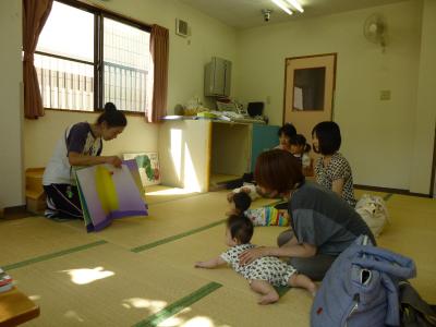 ＊子育てサロン＊絵本紹介と読み聞かせ中♪