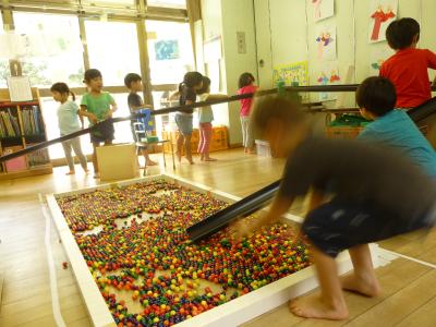 部屋遊びの様子！今日はビーズ集め♪