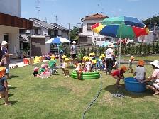 芝生を敷き詰めた園庭。毎月みんなで体操したり・夏はプール遊びを行っています♪