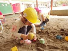 お砂場に夢中！幼稚園への期待がふくらむ2歳児の幼稚園訪問