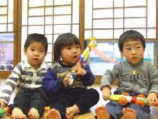 保育室には日本の住文化である障子が入っています。