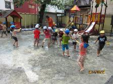 みんな大好きな水遊び♪園庭は子ども達の声で包まれています！